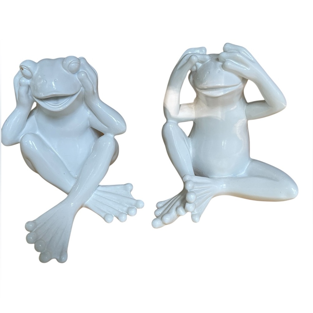Three resin frog figurines two white similar, third frog legs up different cream - Picture 5 of 15